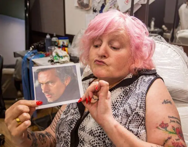 Abuela de 59 años se tatua 20 veces a Mourinho