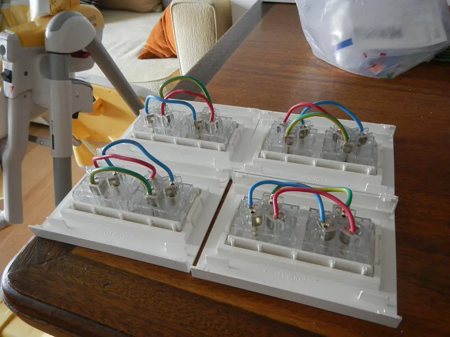Instalación de 8 tomas de luz para la cocina