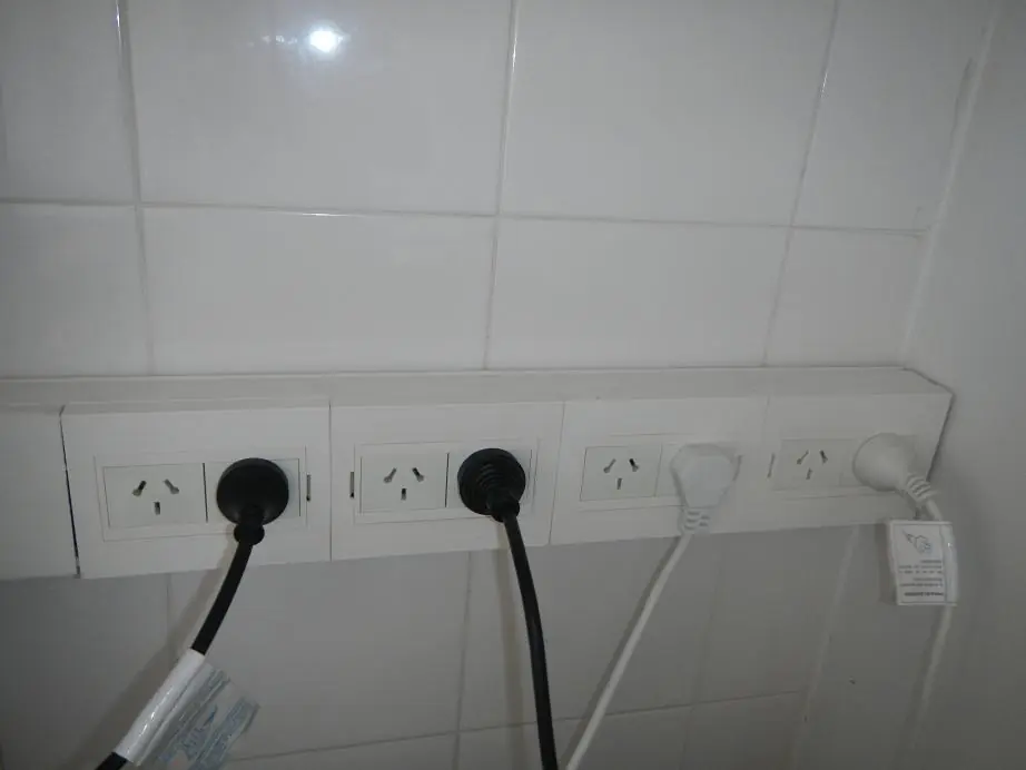 Instalación de 8 tomas de luz para la cocina