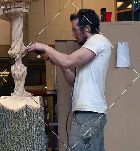 Maestro trabajando la madera