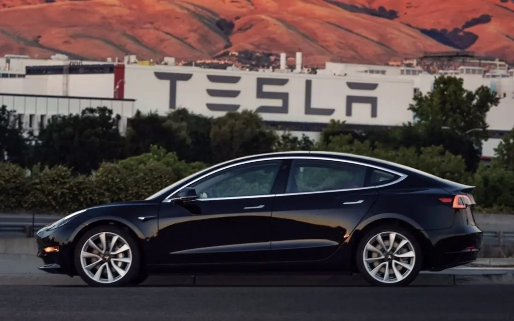 El primer Tesla Model 3 fabricado