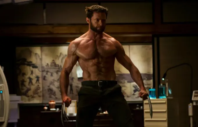"Wolverine" casi se corta el pene con las garras