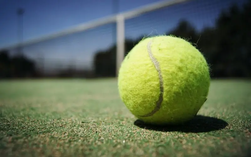 Porque deberías llevar una pelota de tenis cuando viajas