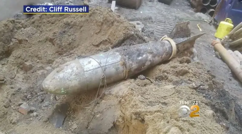 Encuentran una cápsula del tiempo con forma de bomba