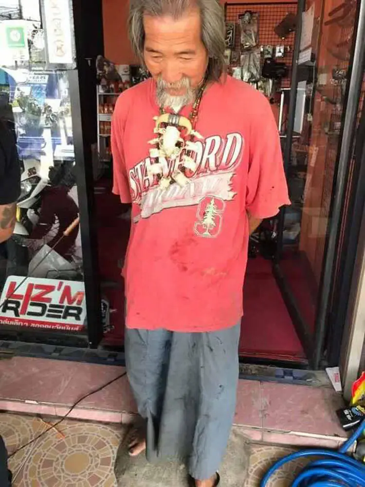 Lo rechazaban en cada tienda, asi que reveló su secreto.