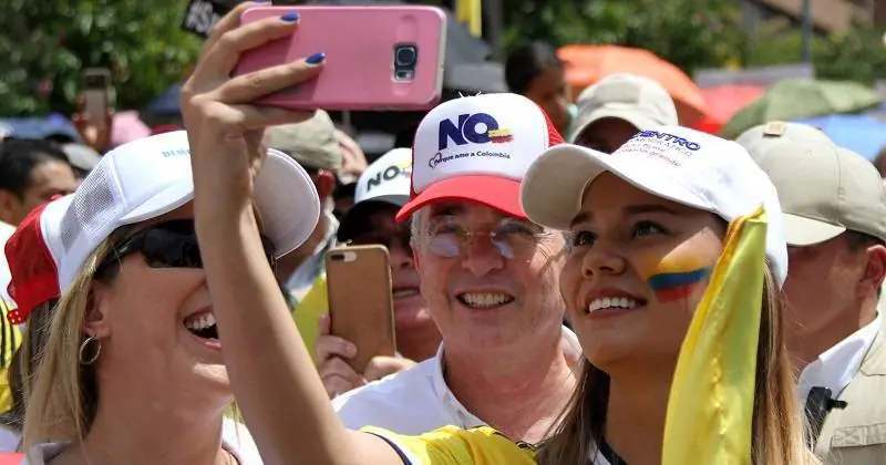 Por que en Colombia quieren tanto a Alvaro Uribe?