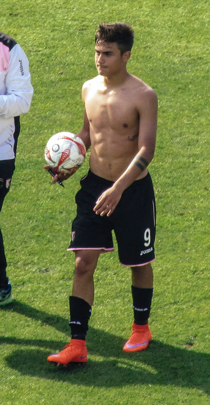Es Paulo Dybala el Nuevo Zac Efron o Justin Bieber