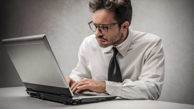 Usar la computadora antes de dormir no es saludable