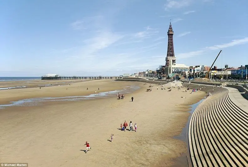 27 Playas que parecen irreconocibles cuando sube la marea