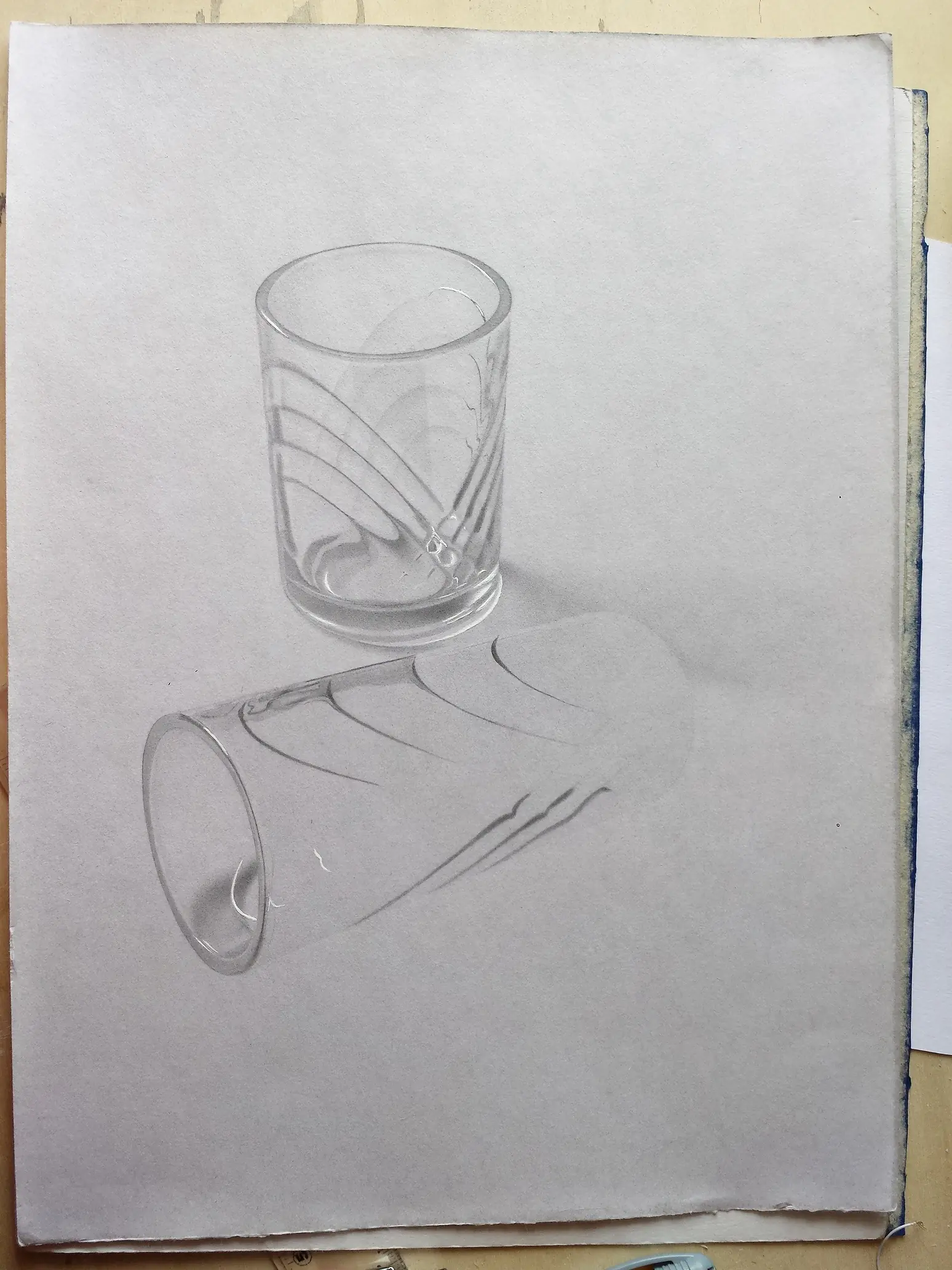 Dibujo a lápiz de vasos de vidrio
