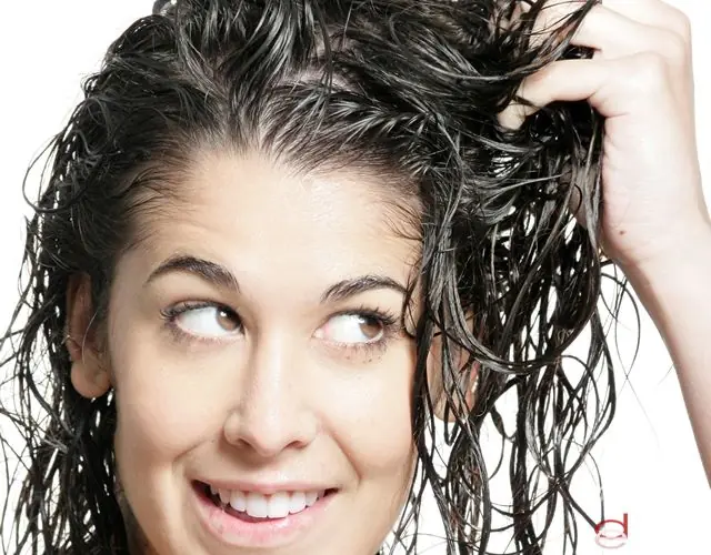 Cortate el pelo con una gillete