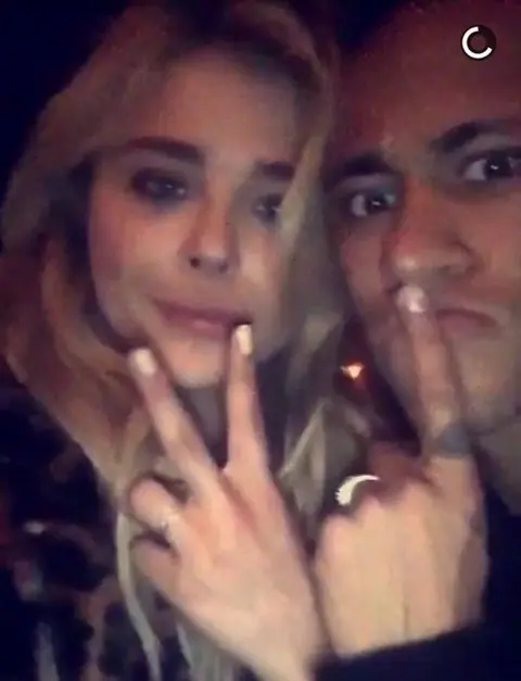 Se la estan empomando a la Chloe