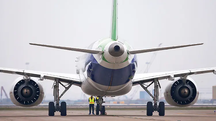 Este sujeto detiene un avión solo con sus manos