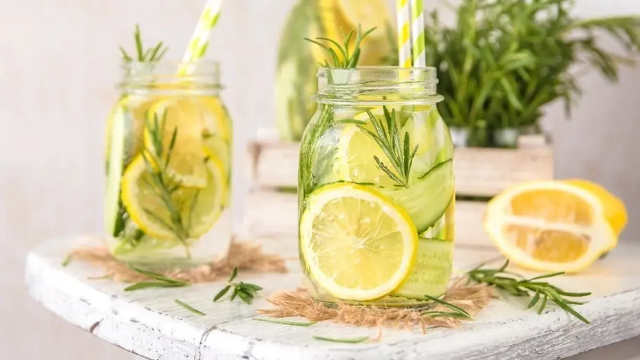 ¡Desayunemos agua con limón!