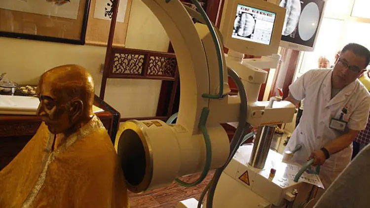 Descubren momia de 1000 años con órganos intactos en China!