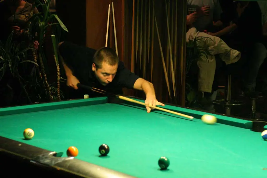 Como sabe la mesa de pool que tiene que salir la blanca?
