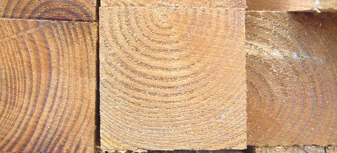 Cómo construir un suelo de madera rústico con poco dinero