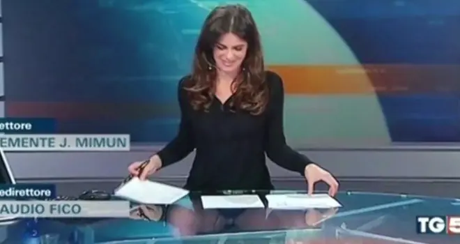Presentadora olvida que su mesa era transparente,video
