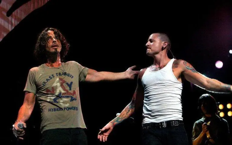 Conoce la teoría del suicidio del vocalista de Linkin Park