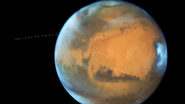 La NASA capta sin querer a la diminuta Fobos orbitando Marte