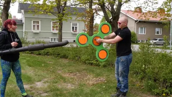 Crean el Fidget Spinner más grande del mundo; pesa 50 kilos