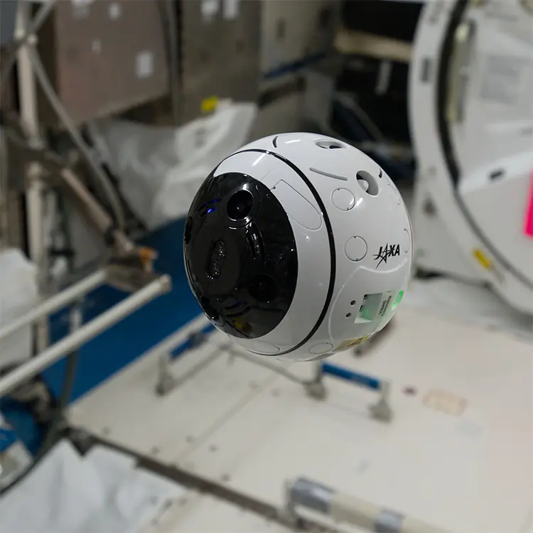 Robot volador espía en la Estación Espacial
