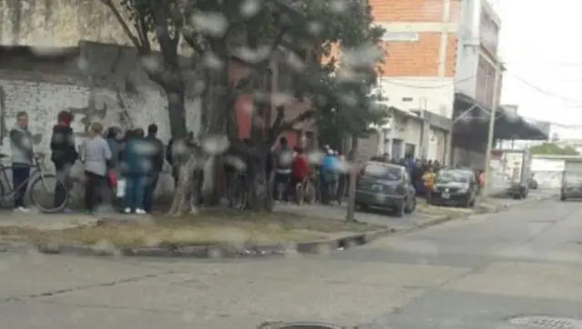 Cada vez peor: Largas filas por una bolsa de pan lactal