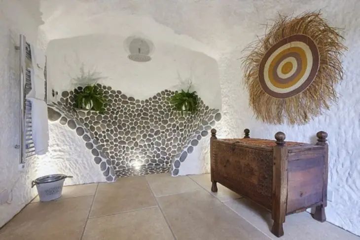 El convirtió una cueva de más de 700 años en la casa
