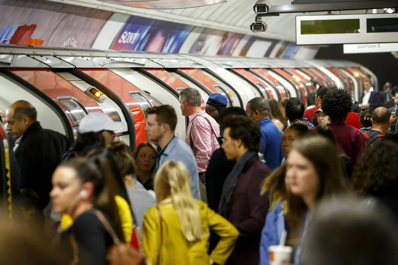 Transportes de Londres dejarán de usar las palabras “damas y