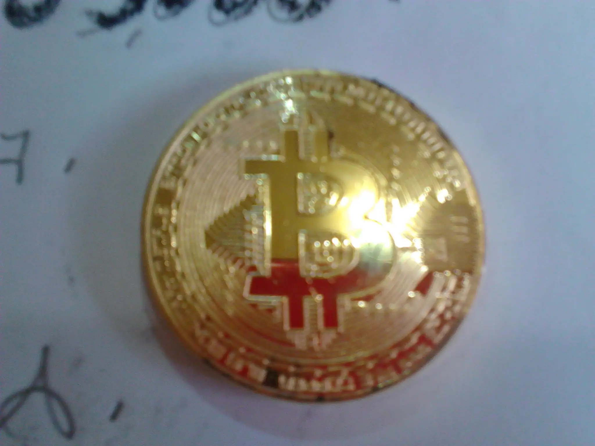 tengo mi primera moneda de bitcoin y te la muestro