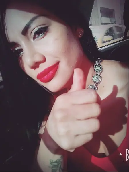 Policías detienen una modelo ebria y la obligan a desnudarse
