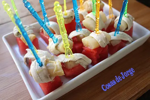 Pinchos de sandía, esparragos y boquerones en vinagre