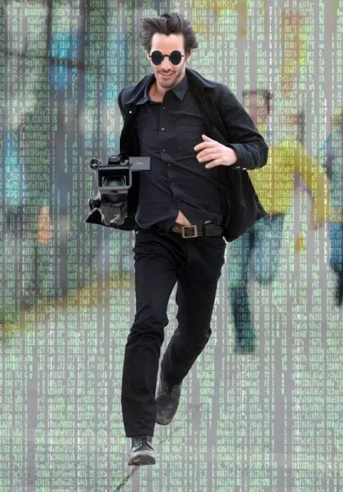 Keanu Reeves se roba una cámara y se hace viral (Memes)