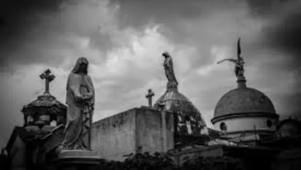 El olor a carne asada salía del cementerio! Que locos