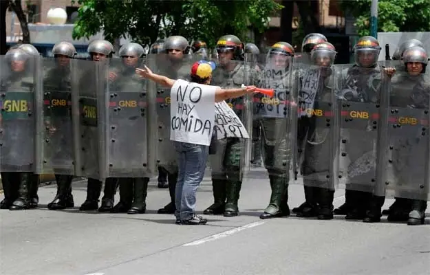 Minoría armada vs mayoría pasiva.