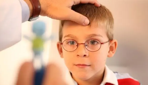 Sobarse los ojos seguido puede deformar córnea de los niños