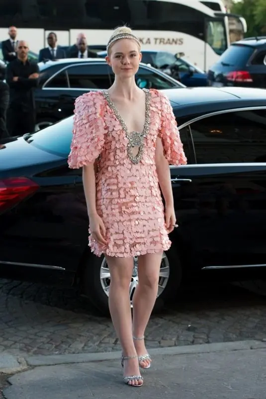 Elle Fanning coronada como la nueva reina de Taringa