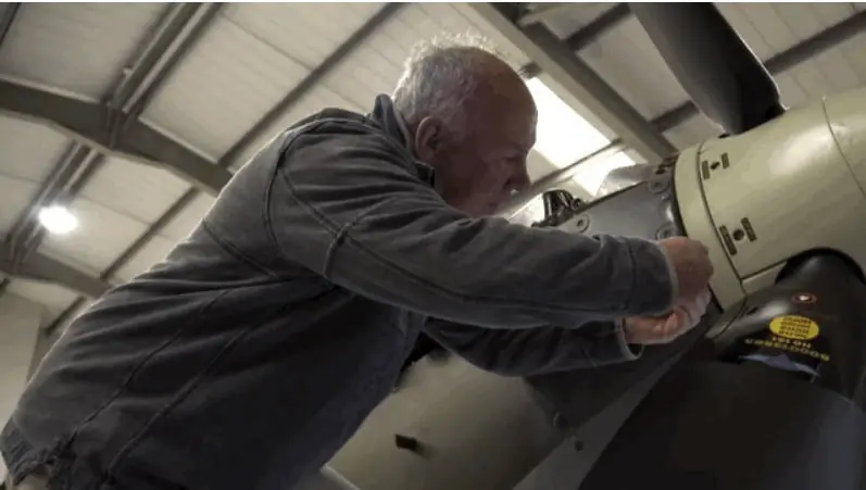 Hombre construyó a mano avión de la Segunda Guerra Mundial