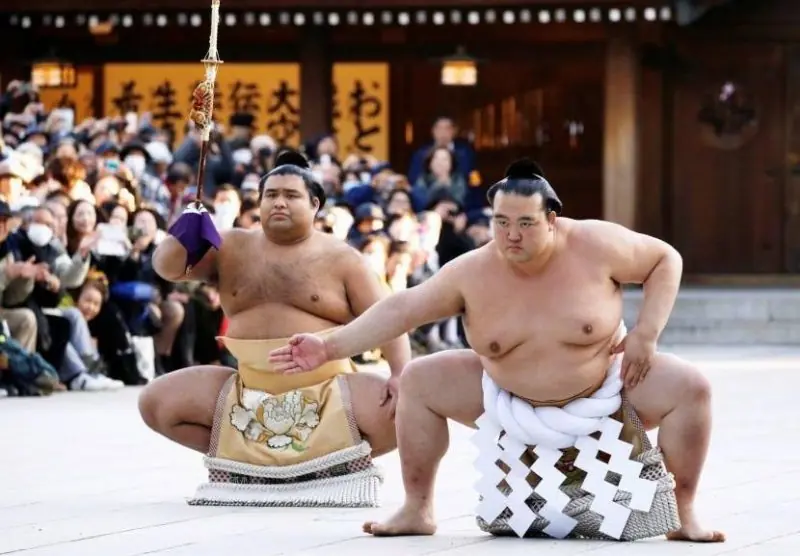 ¿Por qué los luchadores de sumo usan poca ropa en la pelea?