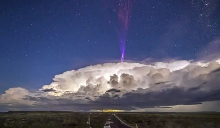 Rayo color púrpura ilumina el cielo de Australia