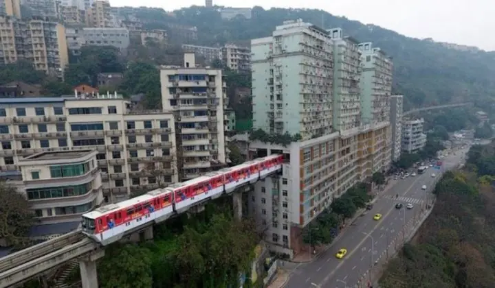 La ruta de un tren que pasa en medio de un edificio de China