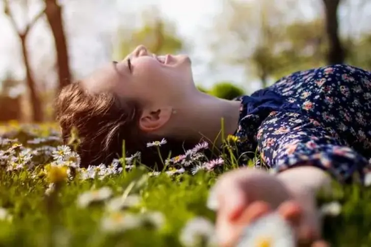 Los peores hábitos que atentan contra la felicidad cotidiana
