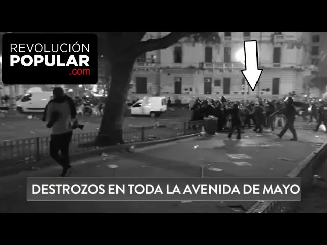 Policía de Macri patea a una fotógrafa [entérate]