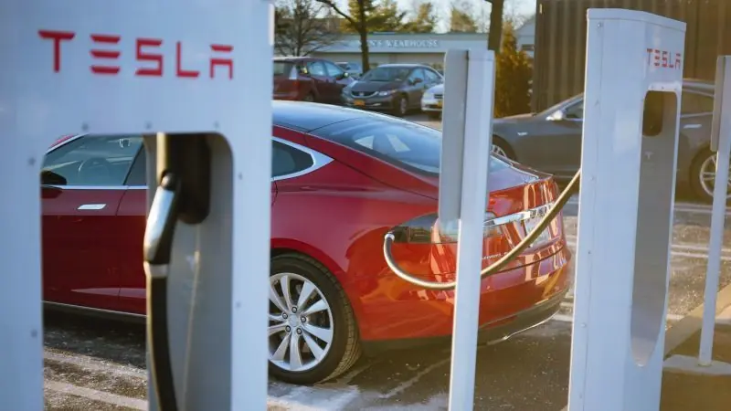 Tesla reduce la potencia de sus supercargadores