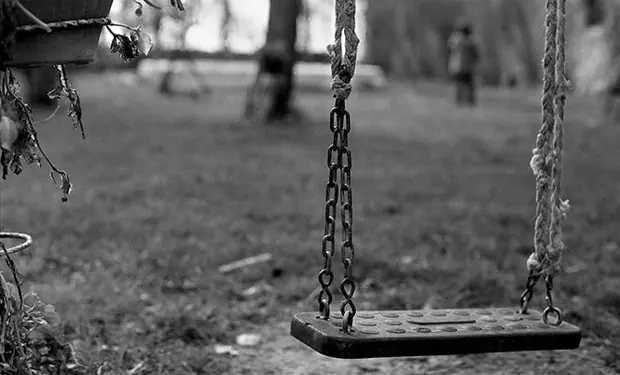 Detienen a mujer que empujaba el cadáver de su hijo