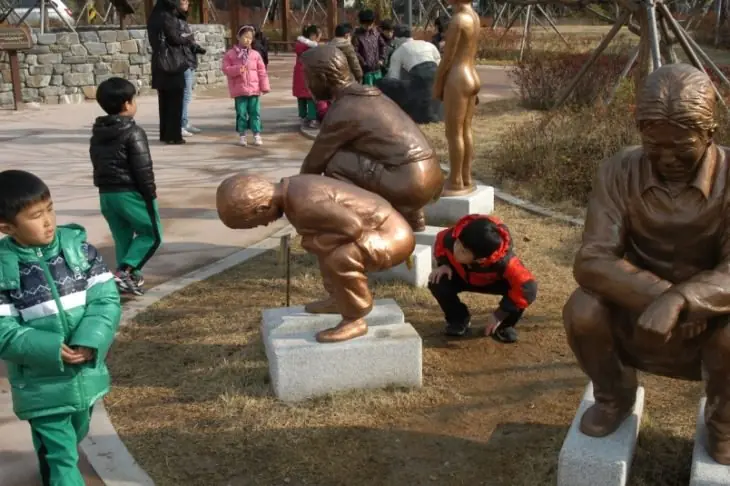 Personas que se tomaron las fotos mas divertidas cn estatuas