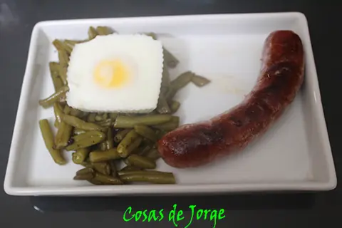 Longaniza con judías verdes y huevo