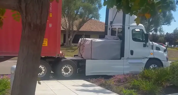 Captan video del camión eléctrico de Tesla haciendo pruebas