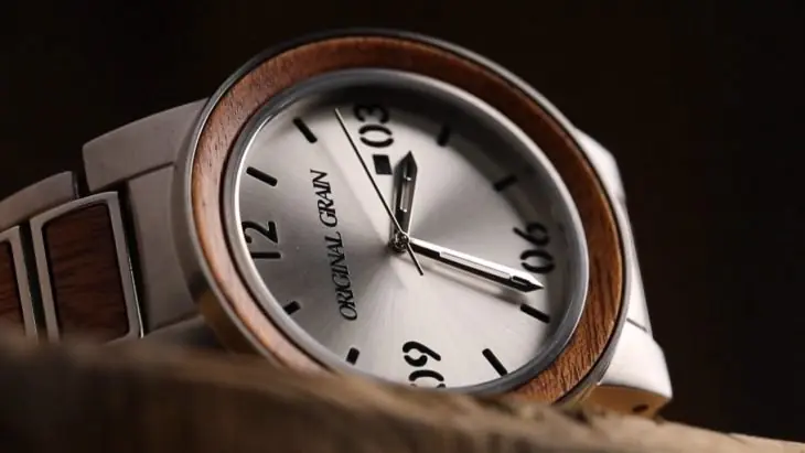 Empresa fabrica relojes con madera de barriles de whisky