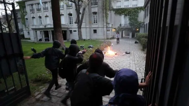 Mapuches atacan embajada Argentina en Chile